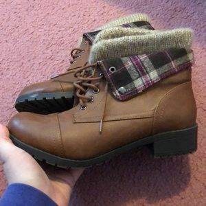 NWOT Brown Booties sweater detail size 9